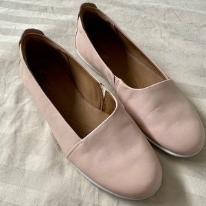 Almost new flats! Super soft, comfortable leather.